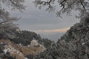 雪后山林中的静谧古建筑