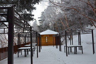 雪覆林间小屋与休闲设施