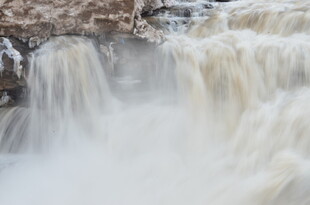 湍急水流瀑布景观