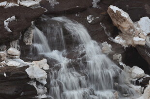 山间冰雪瀑布景观