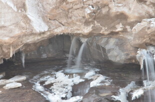 洞穴内的冰柱与碎冰景观