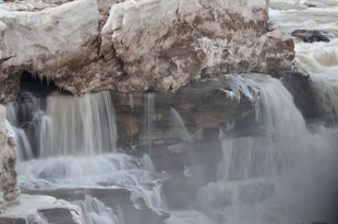 山间小瀑布水流潺潺