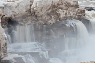 山间瀑布流水景观