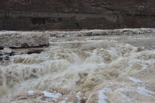 黄河奔腾的汹涌壮观景象