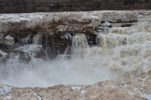 山间湍急小瀑布景观