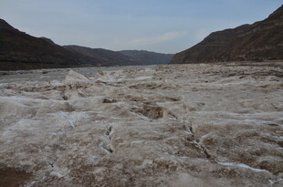 干旱河谷中的荒芜地貌