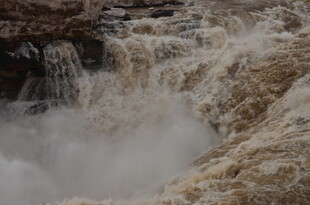 湍急瀑布水流奔腾景象