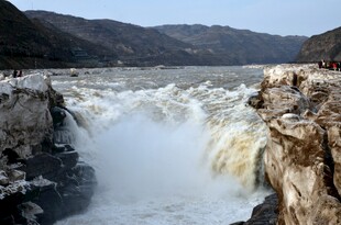 壶口瀑布壮观水流景象