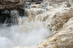 湍急瀑布水流奔腾景象