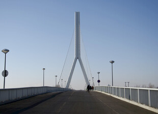 现代大桥横跨天际