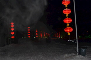 夜晚红灯笼装点的道路