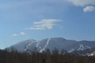 雪山远景 蓝天映衬下的壮美