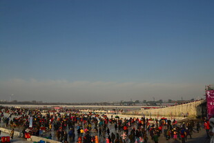 热闹的户外人群聚集场景