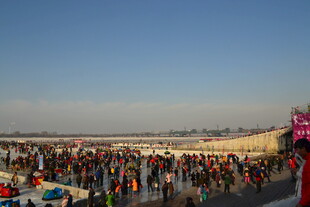 热闹集市人群熙攘场景