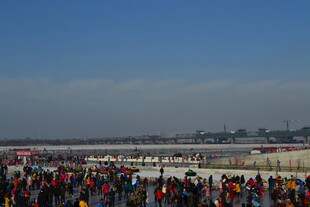 大型户外人群聚集场景