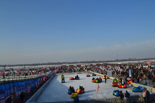 冰上欢乐场景 人群嬉戏