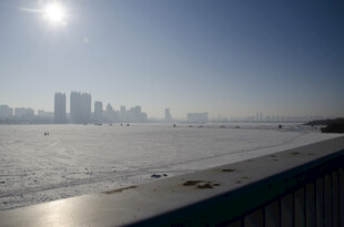 冬日江畔城市风光