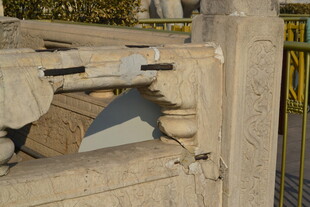 古老石构件特写