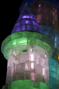 彩色灯光下的梦幻冰塔