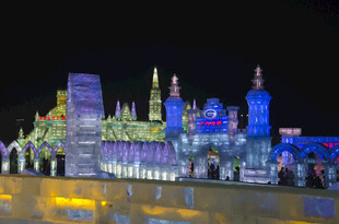 梦幻冰雕城堡灯光夜景