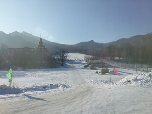 冬日滑雪场的开阔雪景