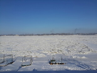 冬日冰封雪地景观