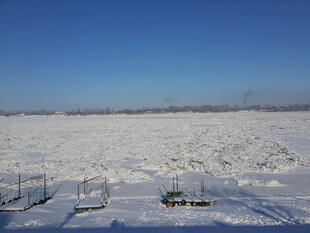 冬日冰封雪地广阔景象