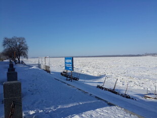 冬日雪景中的开阔河岸风光