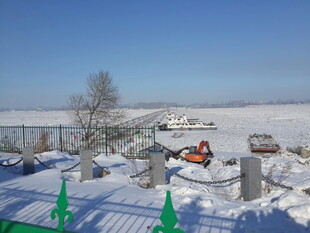 冬日雪景中的村庄景象