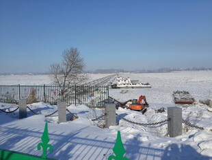 冬日雪景中的户外景象