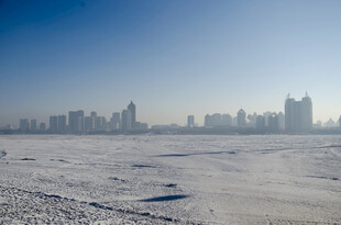 雪地中的城市天际线