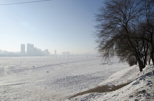 冬日雪景中的城市与河岸