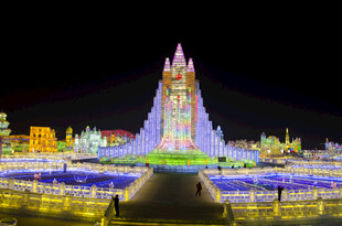 梦幻冰雕夜景 璀璨夺目