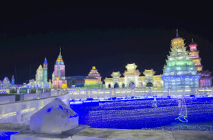 梦幻冰雪城堡夜景