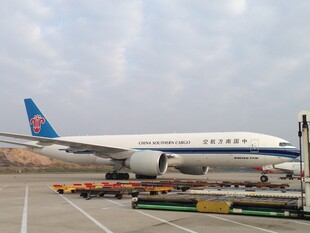 机场停机坪上的大型客机