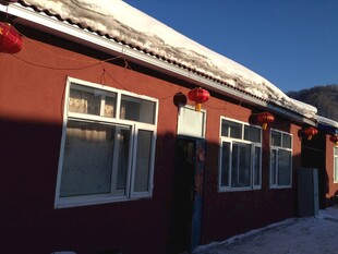 冬日红墙小屋雪景