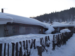 雪覆木屋围栏冬日景象