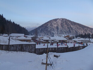 雪覆山村 静谧冬日景象