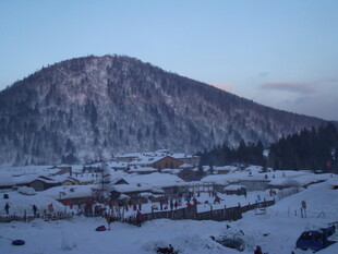 雪覆山村 远山近景皆如画