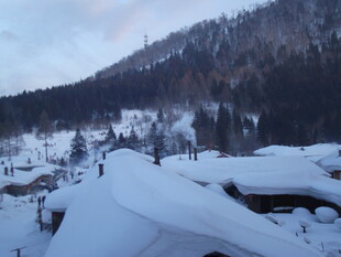 雪覆山村美景