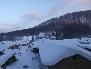 冬日雪覆山村美景