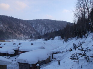 雪覆山村美景