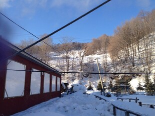 冬日雪景中的山间小屋