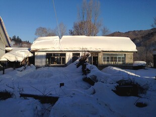 雪覆乡村房屋景象