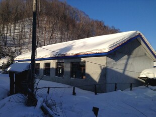 雪覆小屋 冬日静谧景致