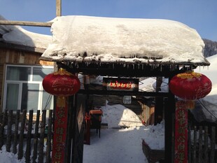 雪覆中式门楼挂红灯笼