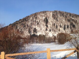 冬日雪覆山峦木栏景致
