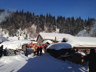 雪覆山村冬日温馨景象