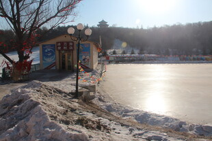冬日湖畔雪景小屋