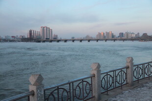 河畔护栏边的城市江景